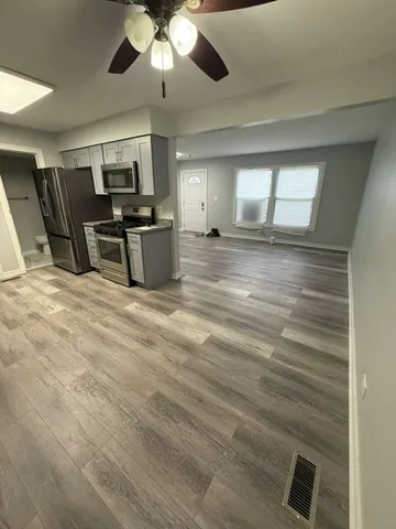 $2,400 | 1311 Kingsbury Drive, Unit E, Hanover Park, IL 60133