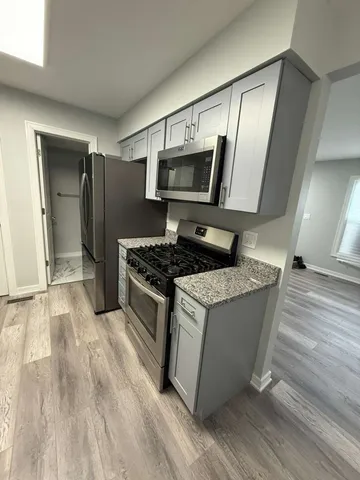 $2,400 | 1311 Kingsbury Drive, Unit E, Hanover Park, IL 60133