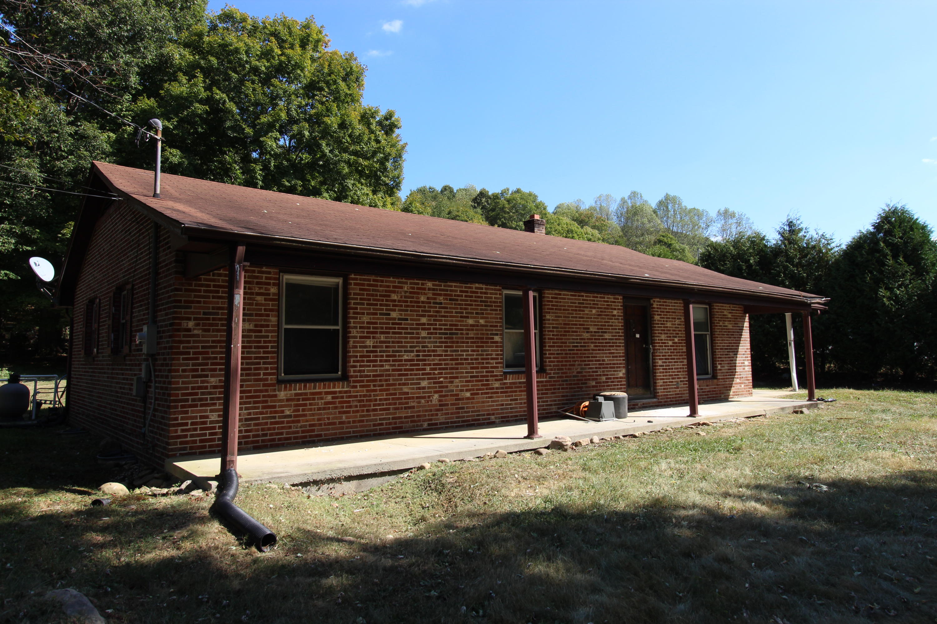 765 Stoney Battery Road Marion, VA 24354 - Photo 4 of 18 IMG_2917