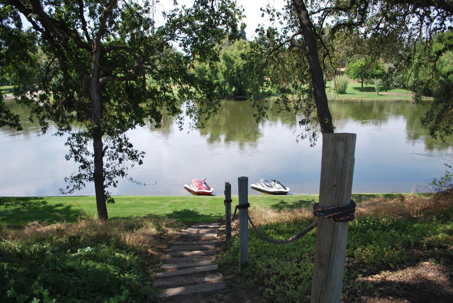 41261B Road 40 Reedley, CA 93654 - Photo 11 of 46 back yard. steps down to the water