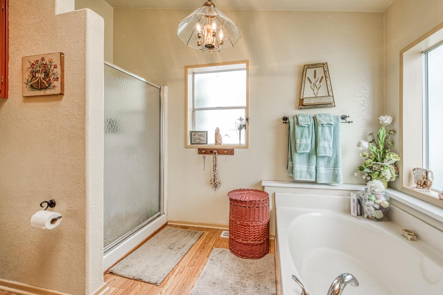 41261B Road 40 Reedley, CA 93654 - Photo 21 of 46 Master bath with separate shower and oval bathtub