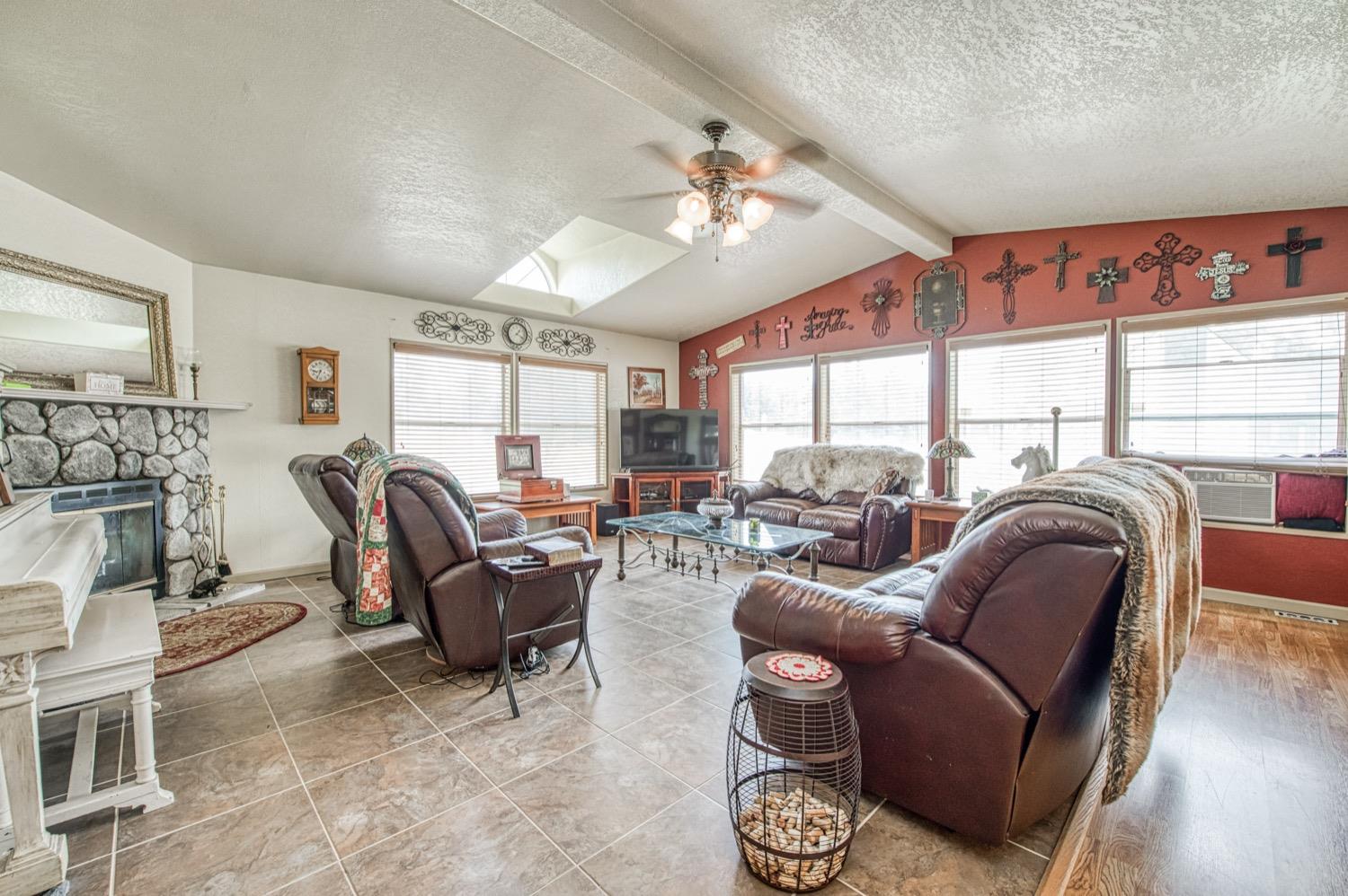 41261B Road 40 Reedley, CA 93654 - Photo 22 of 46 Living room, open beam, plant ledge, fireplace.