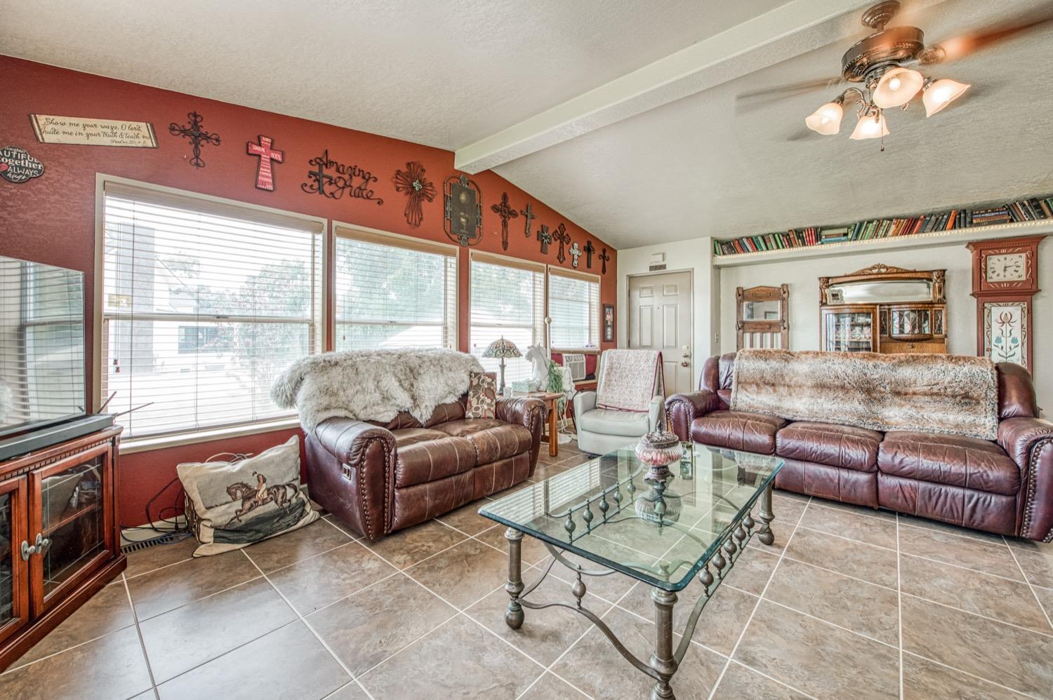 41261B Road 40 Reedley, CA 93654 - Photo 24 of 46 Living room
