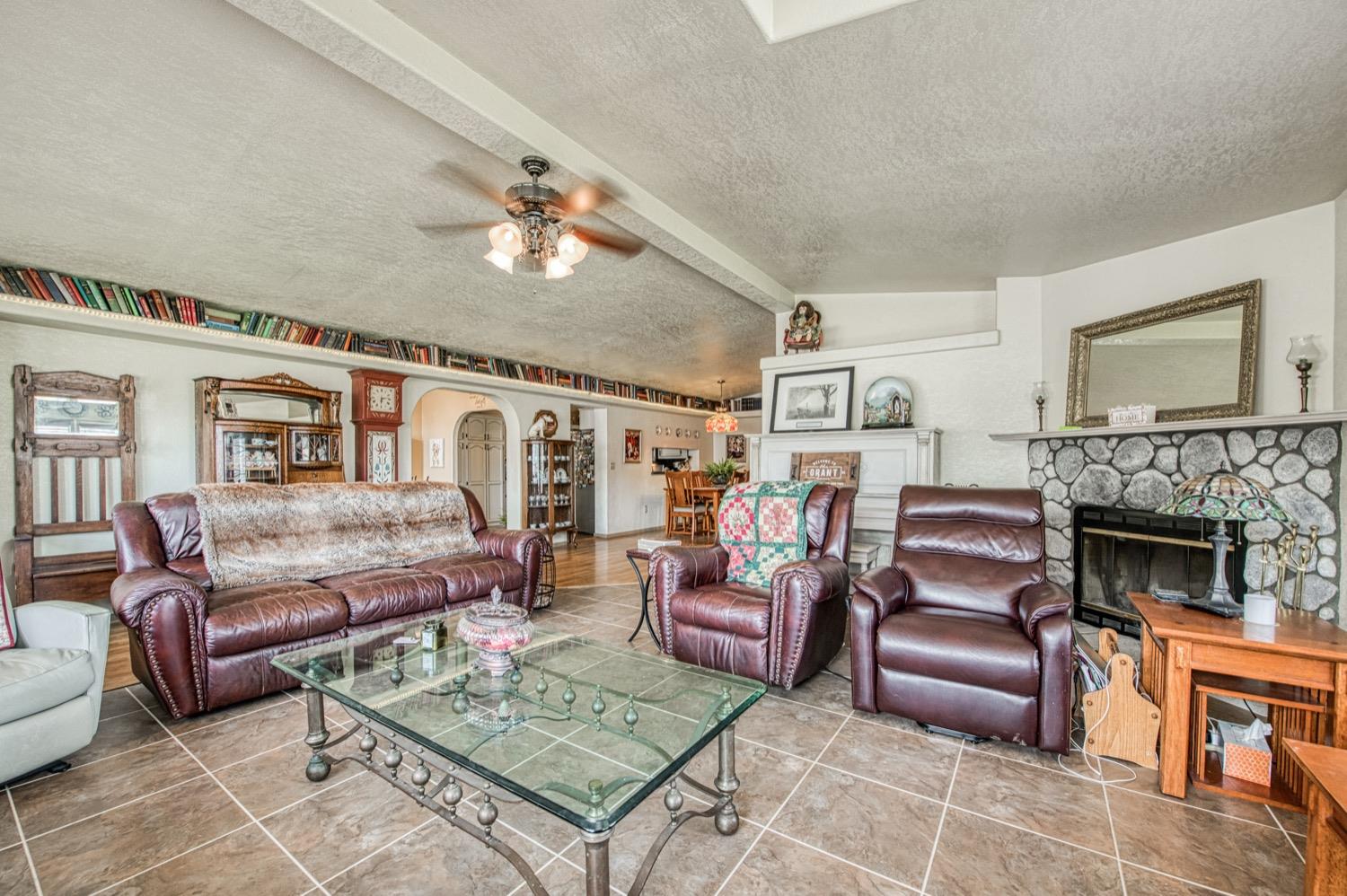 41261B Road 40 Reedley, CA 93654 - Photo 25 of 46 Living room with fire place