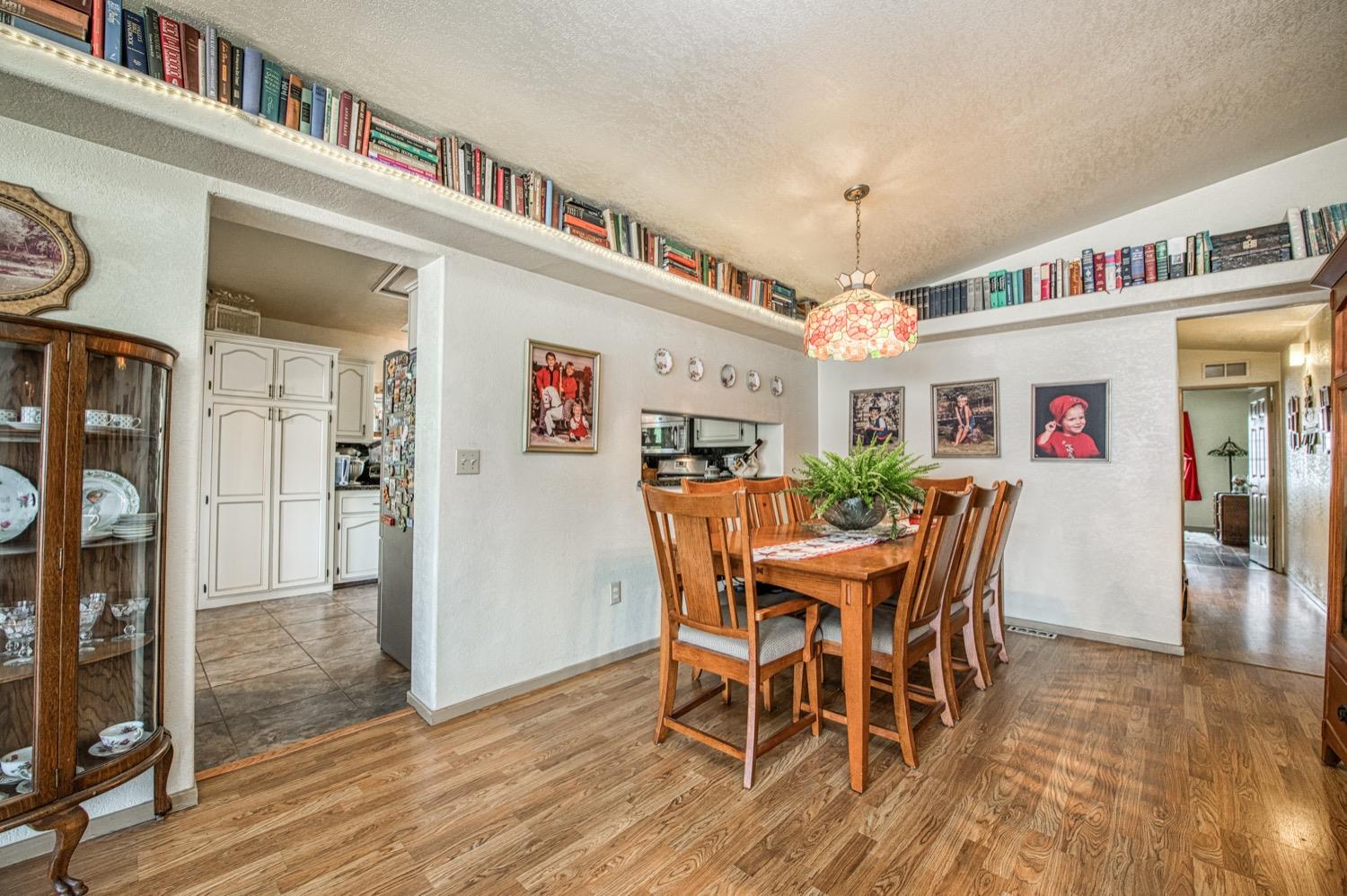 41261B Road 40 Reedley, CA 93654 - Photo 27 of 46 Dining room with plant ledge.
