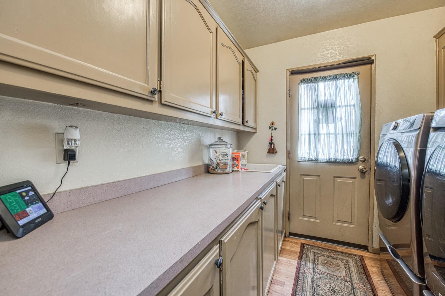 41261B Road 40 Reedley, CA 93654 - Photo 33 of 46 Laundry room