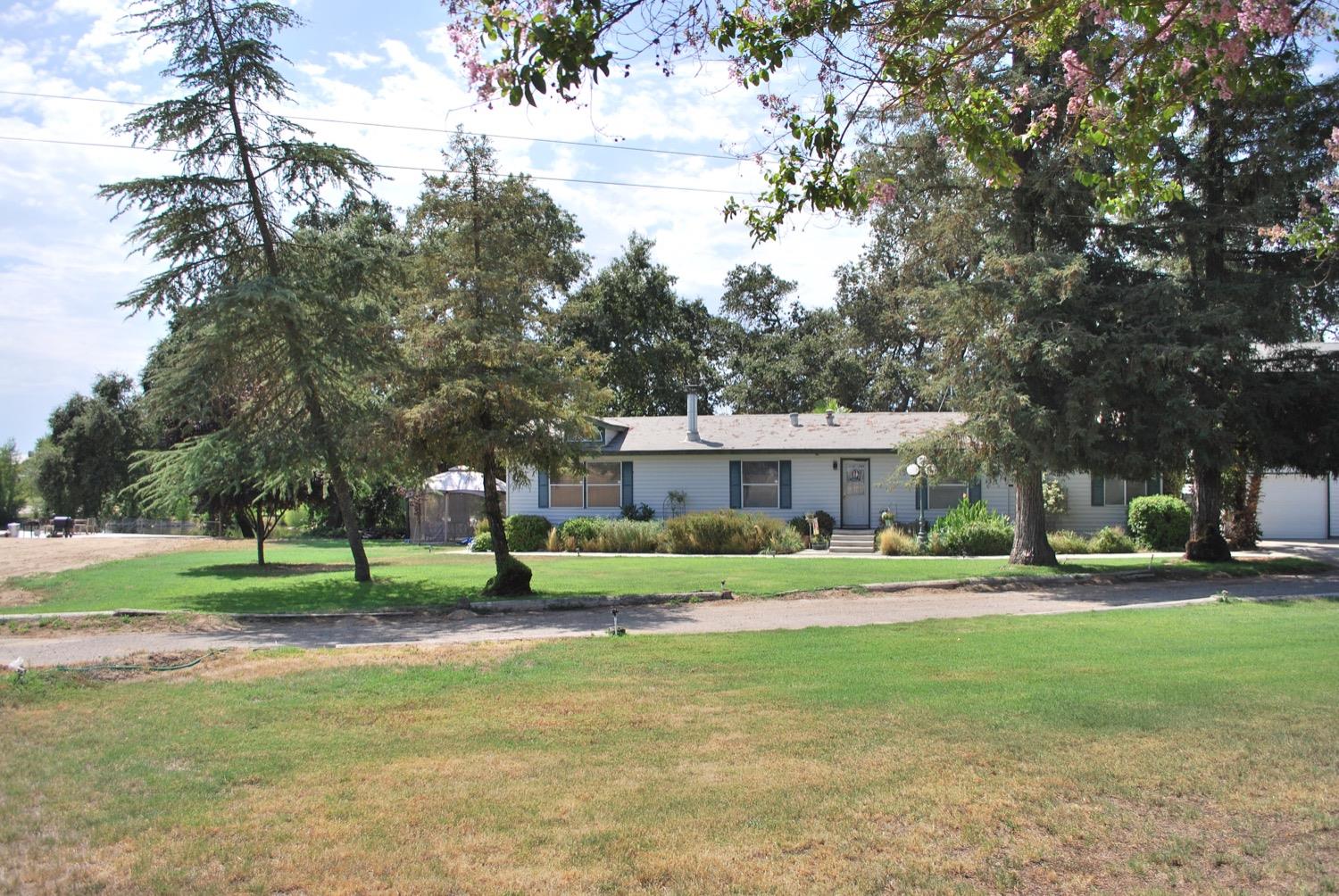 41261B Road 40 Reedley, CA 93654 - Photo 6 of 46 View of the home and front yard