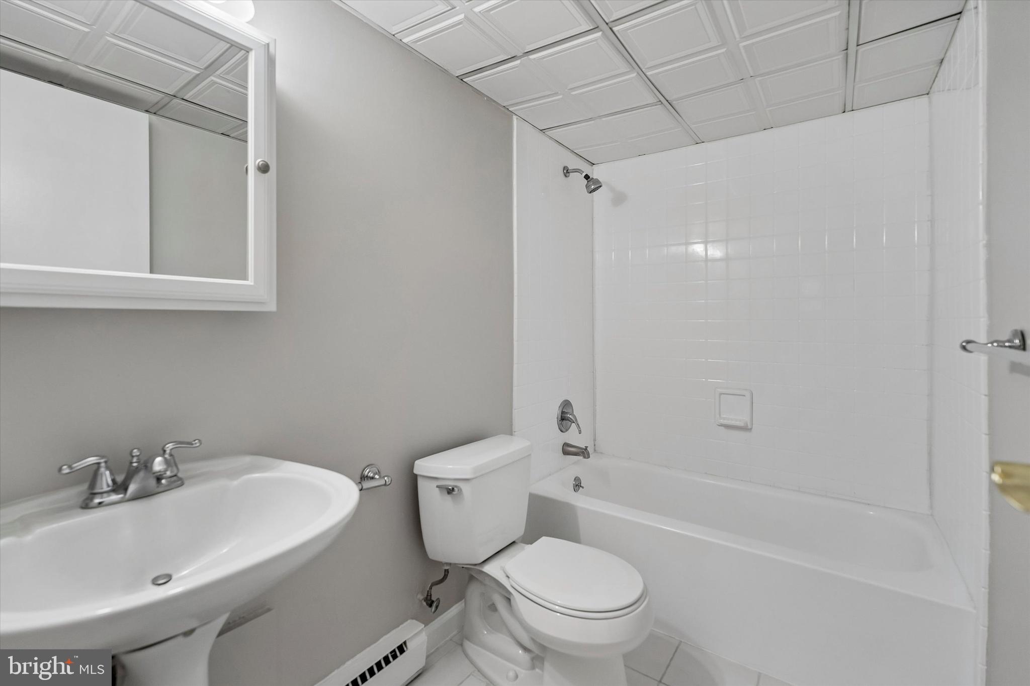 400 Glendale Road, Unit D23 Havertown, PA 19083 - Photo 12 of 19 Bathroom