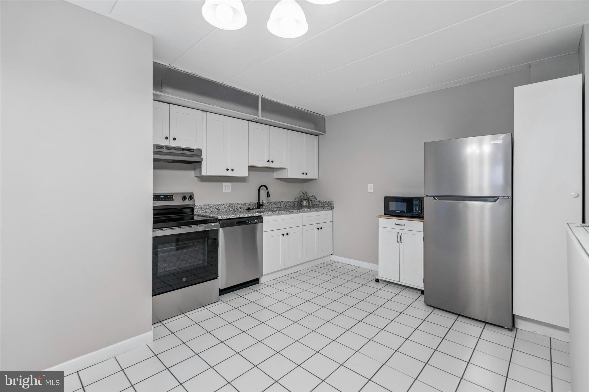 400 Glendale Road, Unit D23 Havertown, PA 19083 - Photo 7 of 19 New Appliances, counters, and cabinets