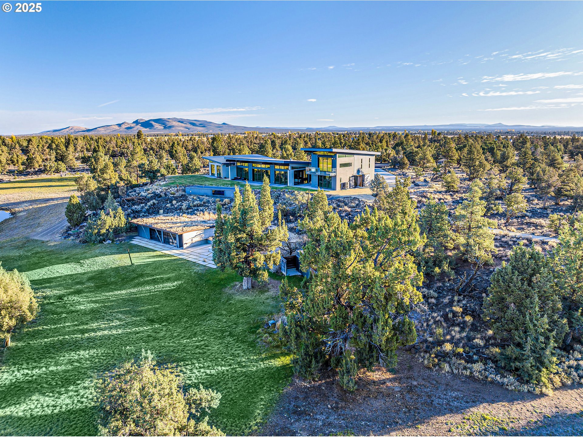 62265 Dodds Road Bend, OR 97701 - Photo 4 of 47 a view of a city