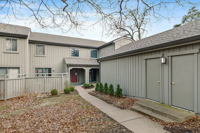 $525,000 | 225 Shoreline Road, Lake Barrington, IL 60010