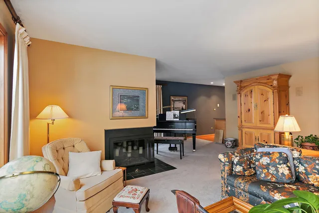 $525,000 | 225 Shoreline Road, Lake Barrington, IL 60010