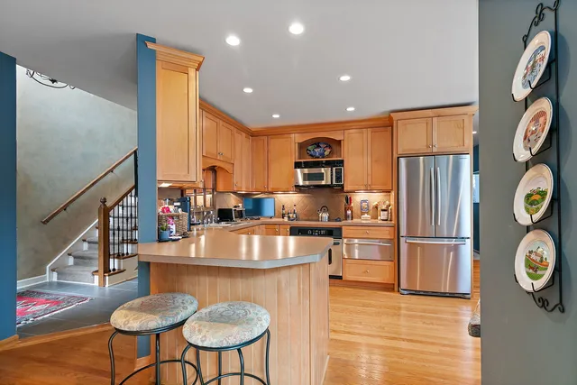 $525,000 | 225 Shoreline Road, Lake Barrington, IL 60010