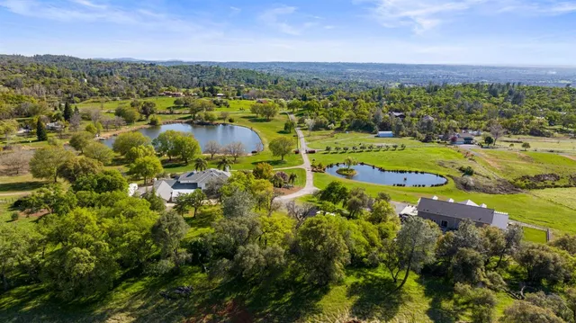 a view of a tennis court