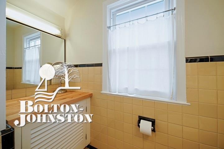 1675 Fairholme Road Grosse Pointe, MI 48236 - Photo 20 of 33 Bathroom