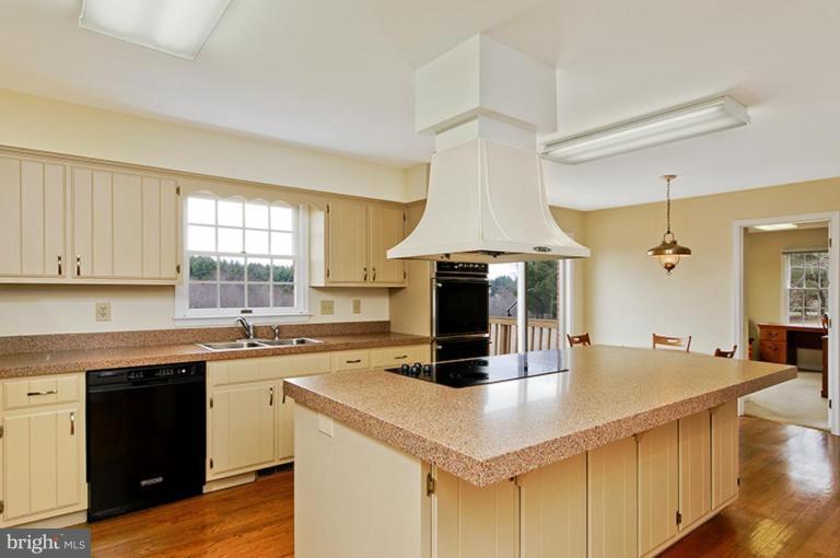 18902 Woodburn Road Leesburg, VA 20175 - Photo 14 of 26 Kitchen