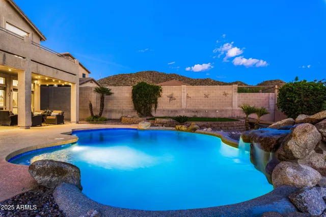a view of a livingroom with a ceiling fan