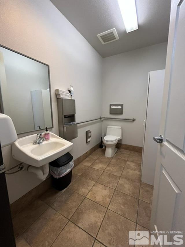 140 West Huffaker Lane, Unit 506 506 Reno, NV 89511 - Photo 10 of 15 a bathroom with a sink toilet and shower