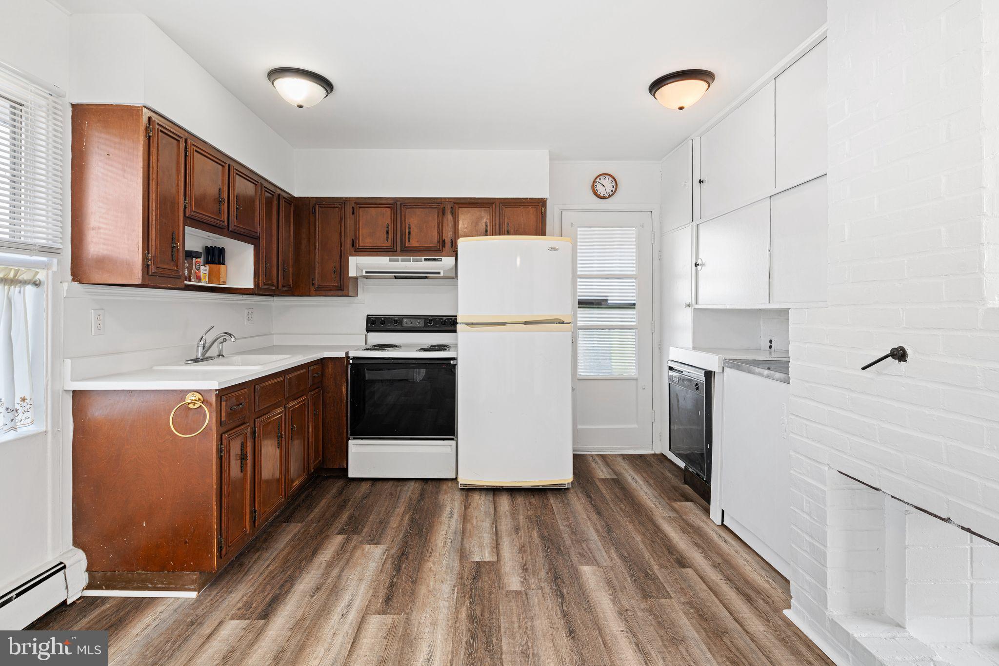 28 Old Pond Road Levittown, PA 19057 - Photo 2 of 25 Kitchen