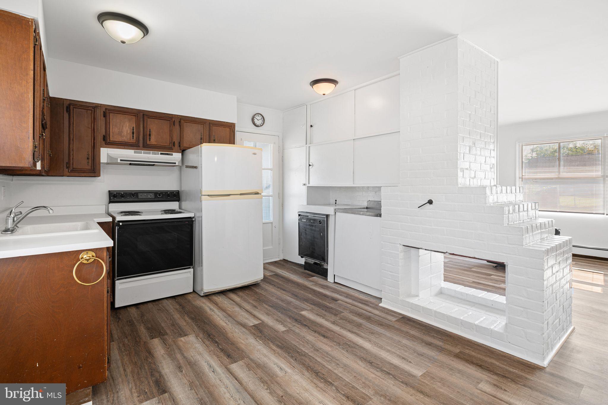 28 Old Pond Road Levittown, PA 19057 - Photo 4 of 25 Kitchen