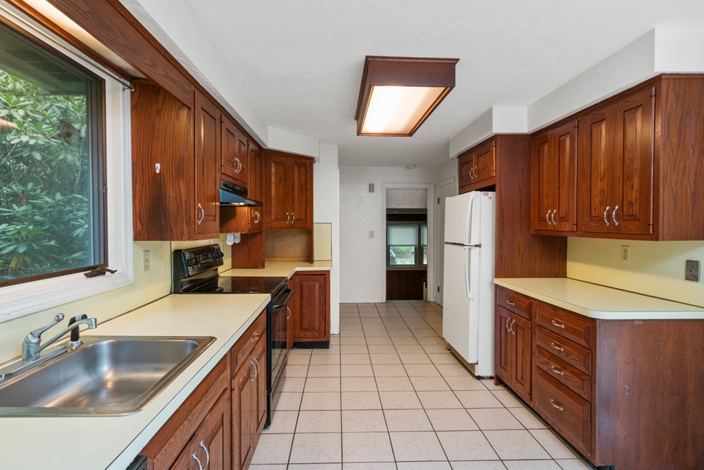 8 Brooks Road Wayland, MA 01778 - Photo 6 of 26 Gallery Image 6