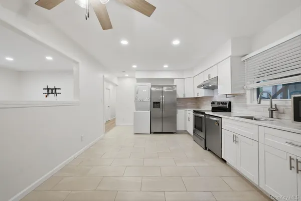 $3,000 | Undisclosed Address, Lindenhurst, NY 11757