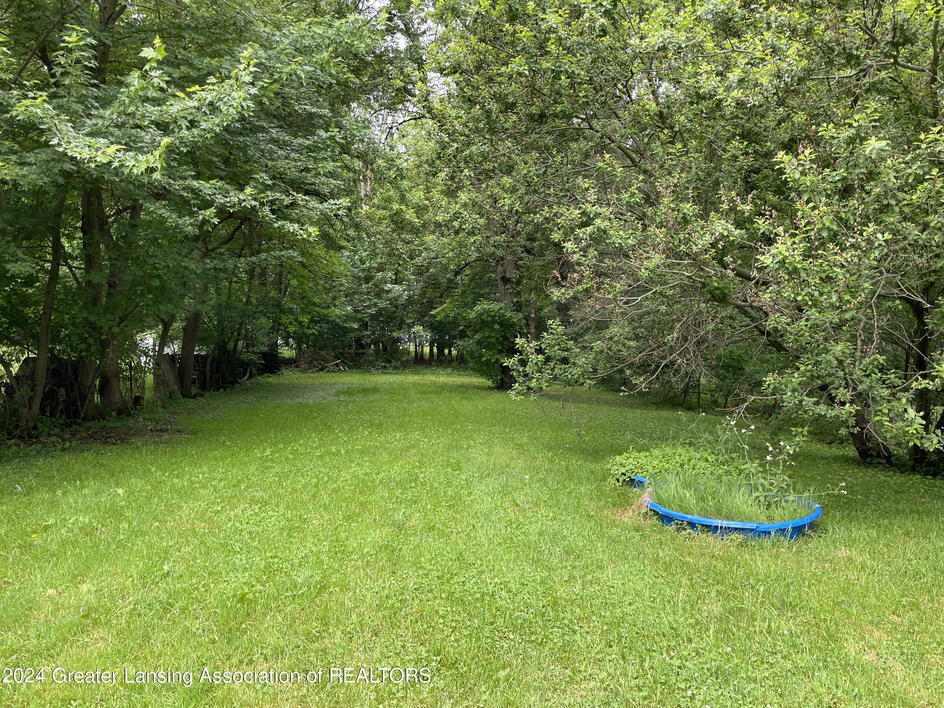 6438 Sommerset Road Lansing, MI 48911 - Photo 11 of 12 20240527_174158232_iOS