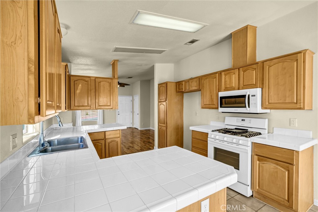 2424 Sunset Ridge Drive Rosamond, CA 93560 - Photo 14 of 29