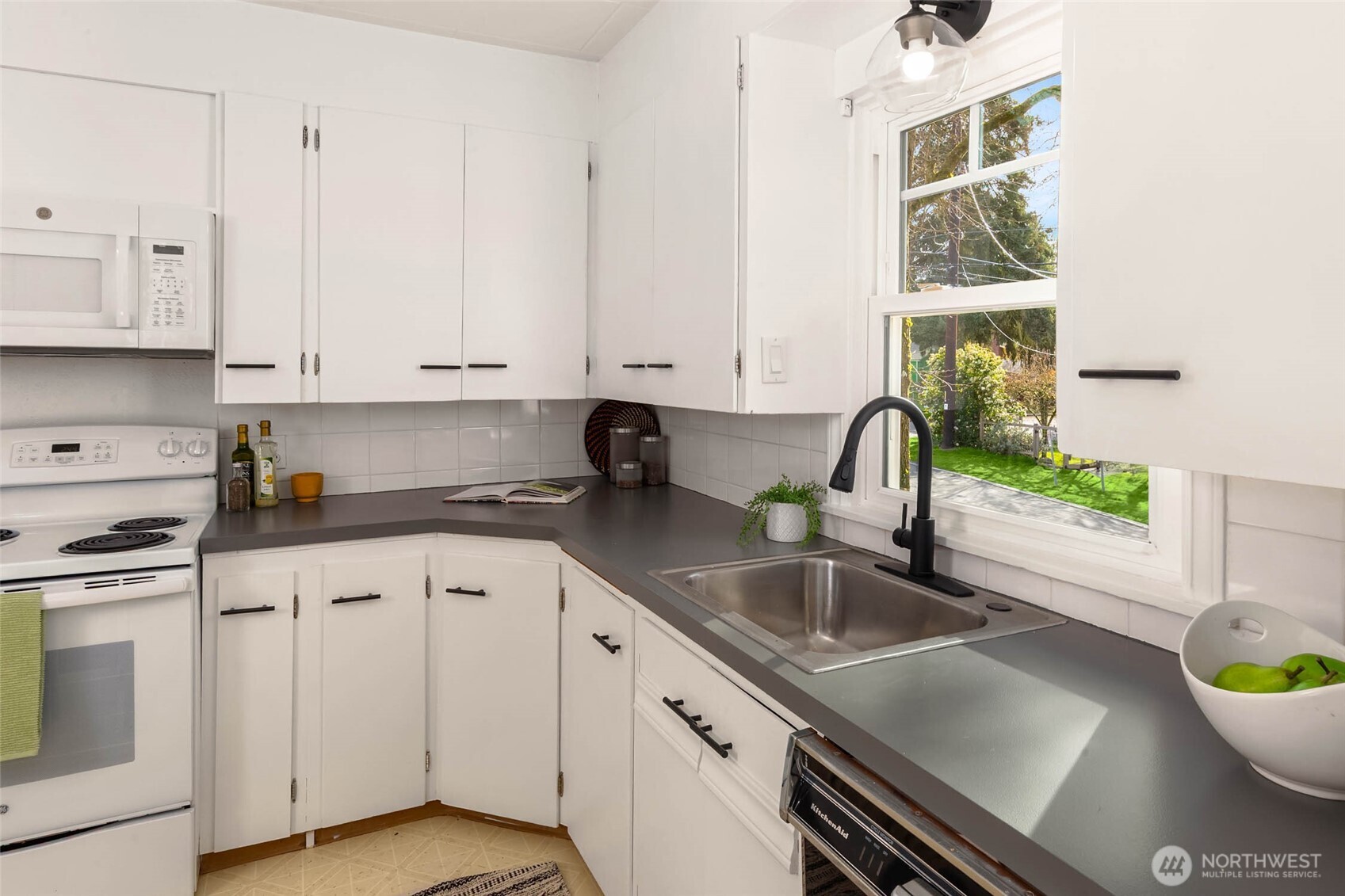 1202 Northeast 97th Street Seattle, WA 98115 - Photo 12 of 40
