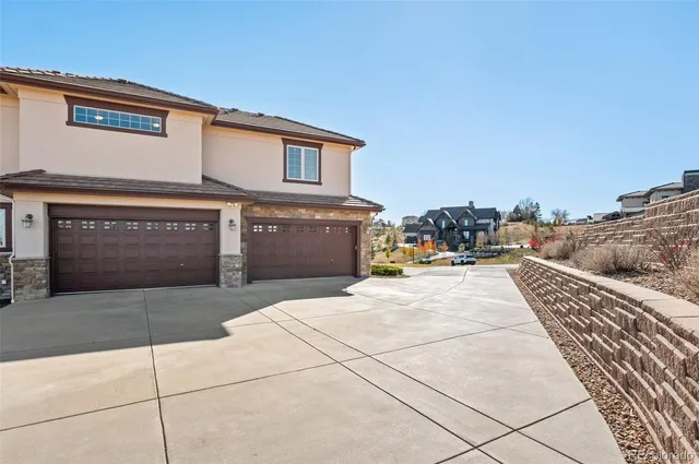 a picture of a book shelf