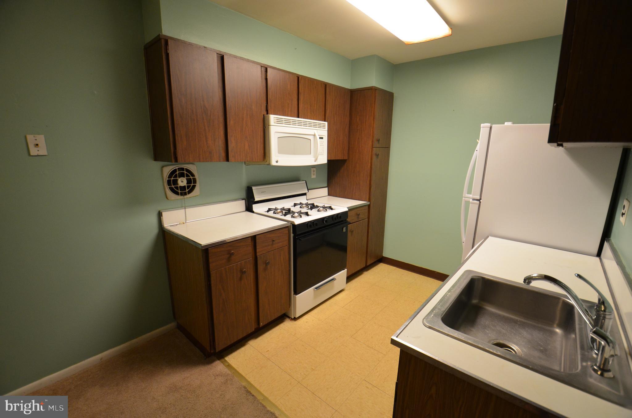 8528 Verree Road Philadelphia, PA 19111 - Photo 12 of 47 Unit 1 - Kitchen; Gas Stove/Oven, Built-in Micro