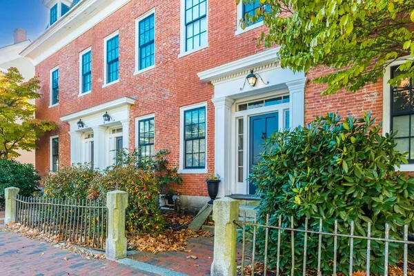$2,200 | 290 Pleasant Street, Unit 2, Portsmouth, NH 03801
