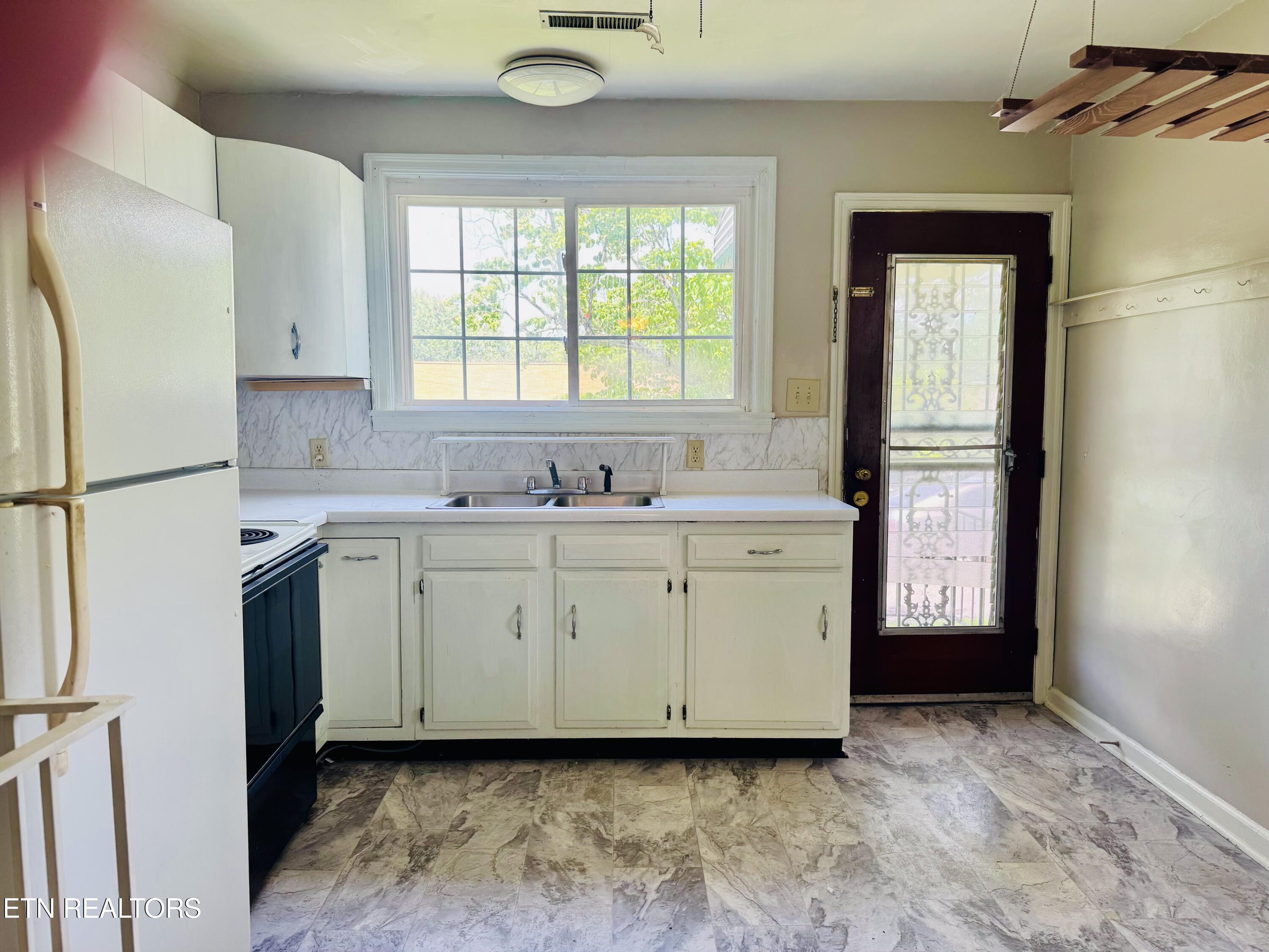 1315 East Red Bud Road Knoxville, TN 37920 - Photo 5 of 32 IMG_6969
