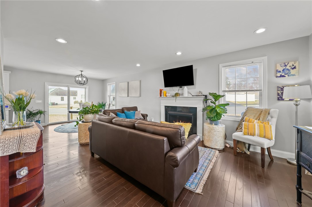 489 Lucille Street Woonsocket, RI 02895 - Photo 8 of 45 Living room
