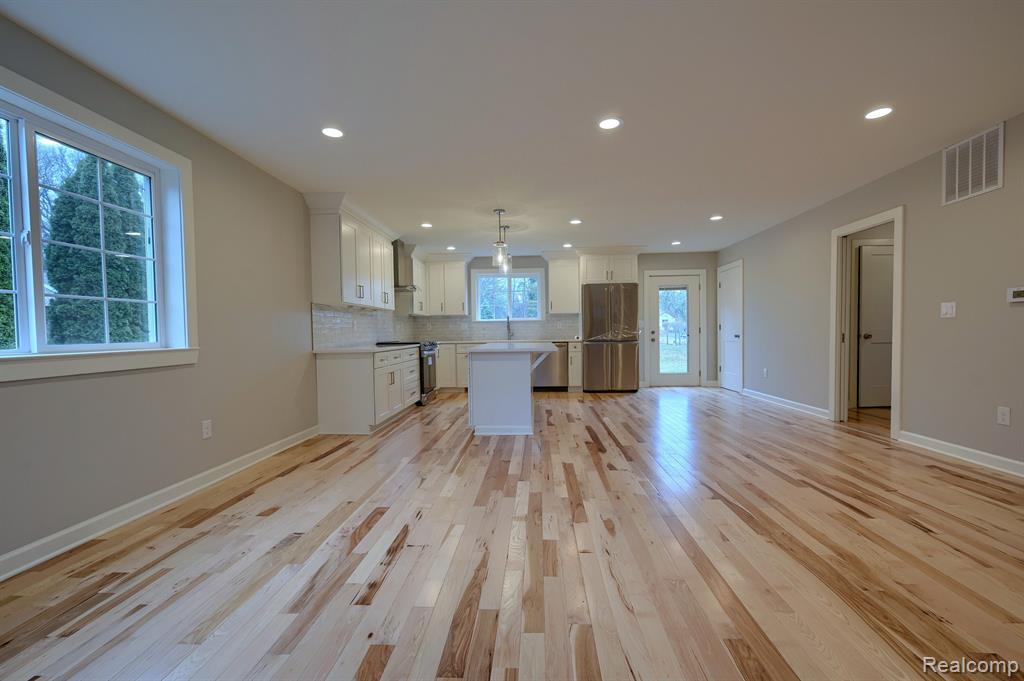 950 Leon Road Walled Lake, MI 48390 - Photo 4 of 36 Gallery Image 4