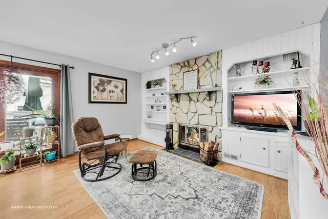 $341,999 | 2S021 Lexington Court, Warrenville, IL 60555