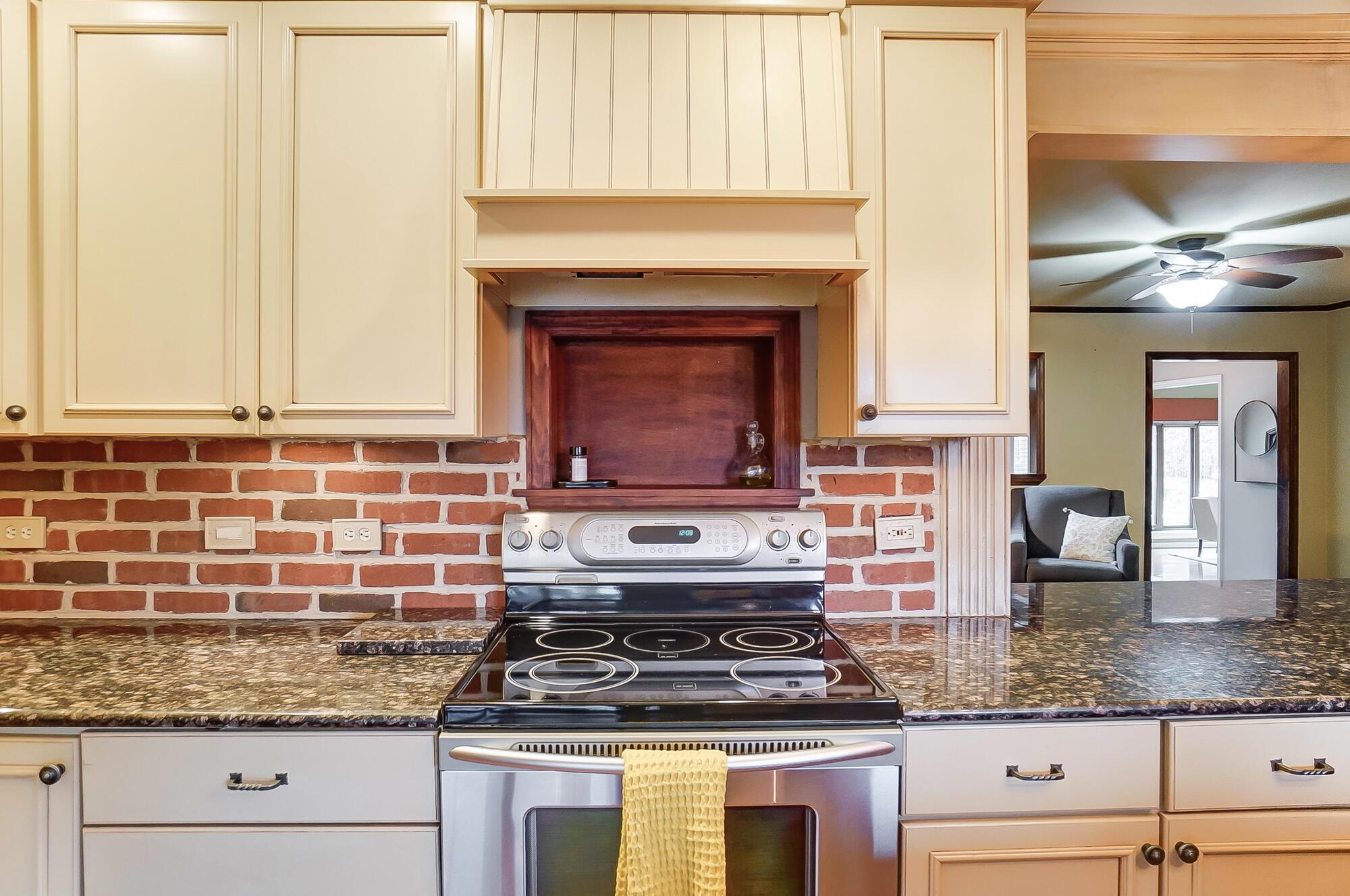 4084 Kenny Road Columbus, OH 43220 - Photo 15 of 63 Gorgeous Kitchen! With eat in bar area.