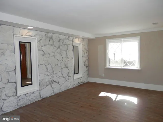 a view of empty room with window