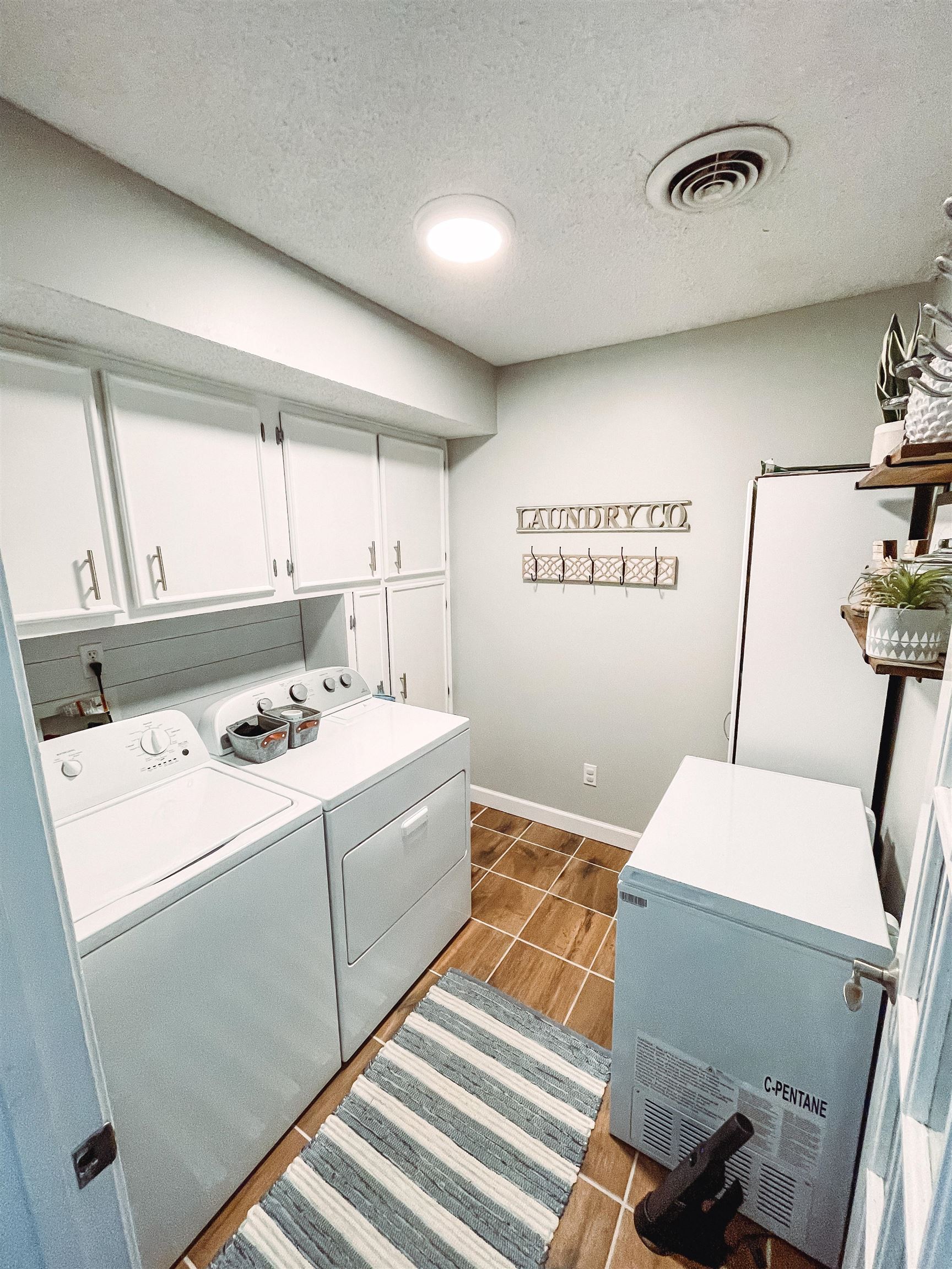 328 Rutledge Street Collierville, TN 38017 - Photo 13 of 19 a room with a bed and a table