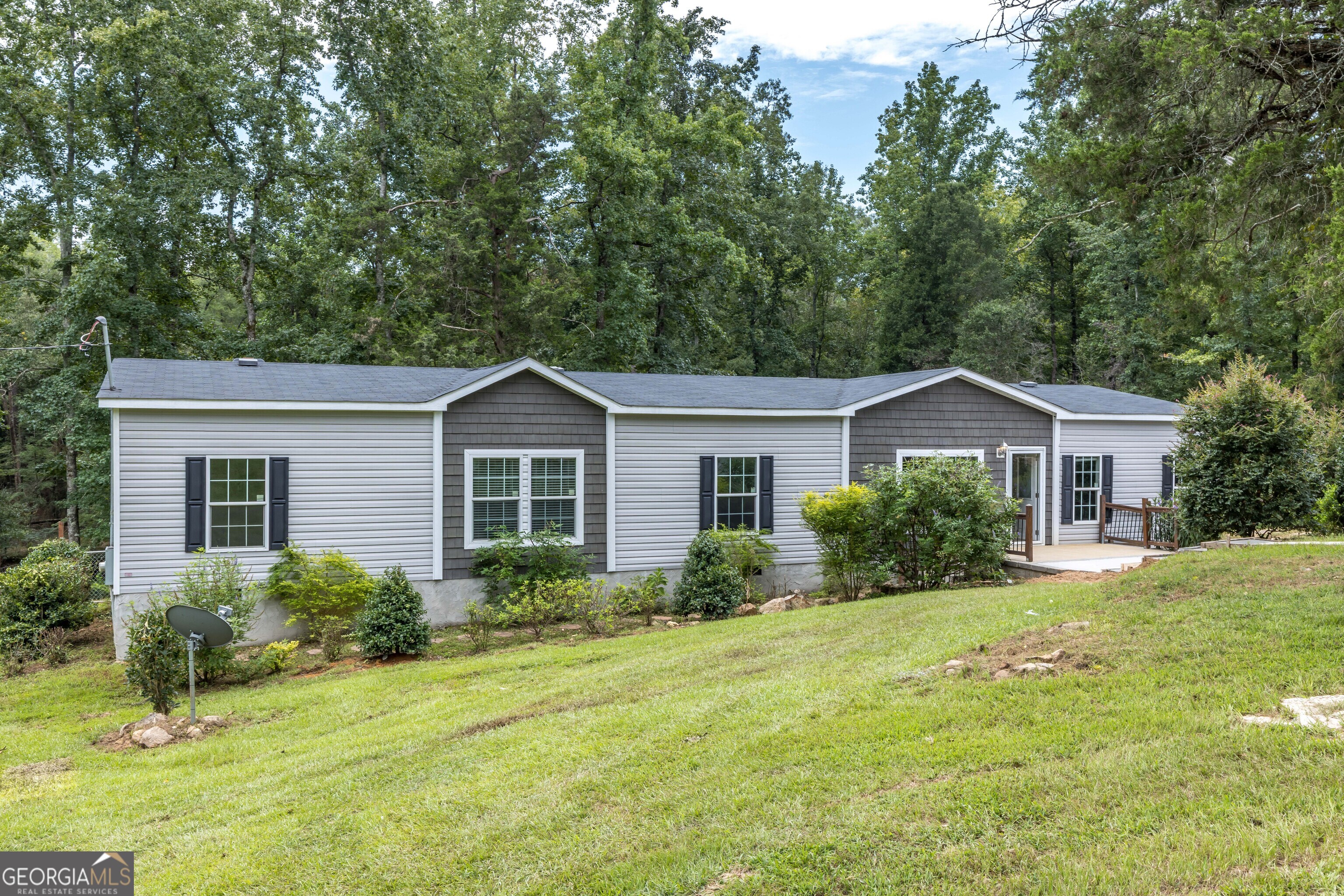 a view of a house with backyard and garden