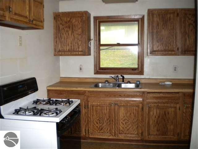 8457 South Maple City Road Maple City, MI 49664 - Photo 12 of 23 1739805-11.JPG