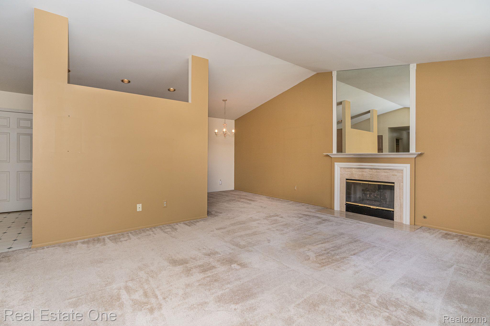 170 Pine Tree Ridge, Unit 2 Waterford, MI 48327 - Photo 10 of 29 Gallery Image 10