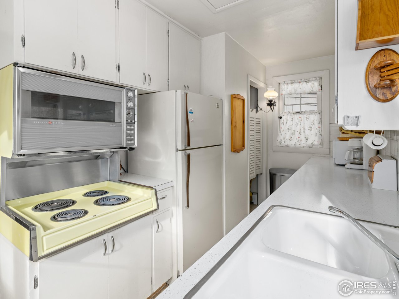 1475 Lower Broadview Road Estes Park, CO 80517 - Photo 6 of 33 Galley Kitchen