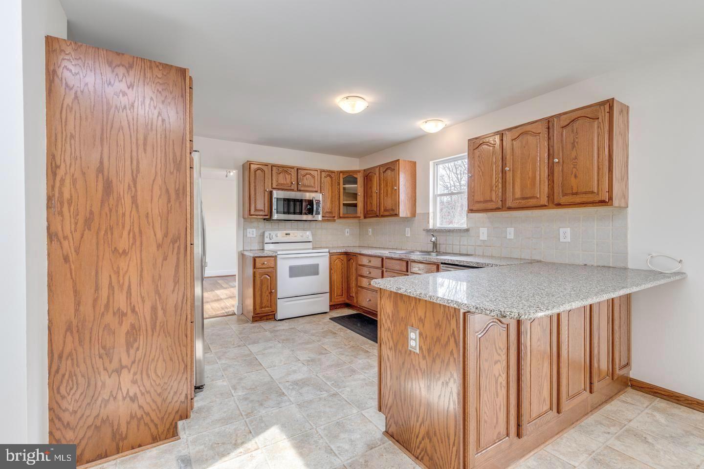 136 Dutch Road Marlton, NJ 08053 - Photo 15 of 52 Spacious Eat In Kitchen with with breakfast bar