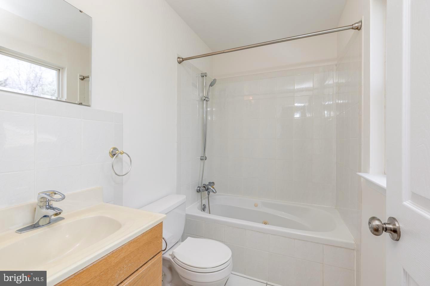 136 Dutch Road Marlton, NJ 08053 - Photo 27 of 52 Upper Level Main Bathroom w/ whirlpool jetted tub
