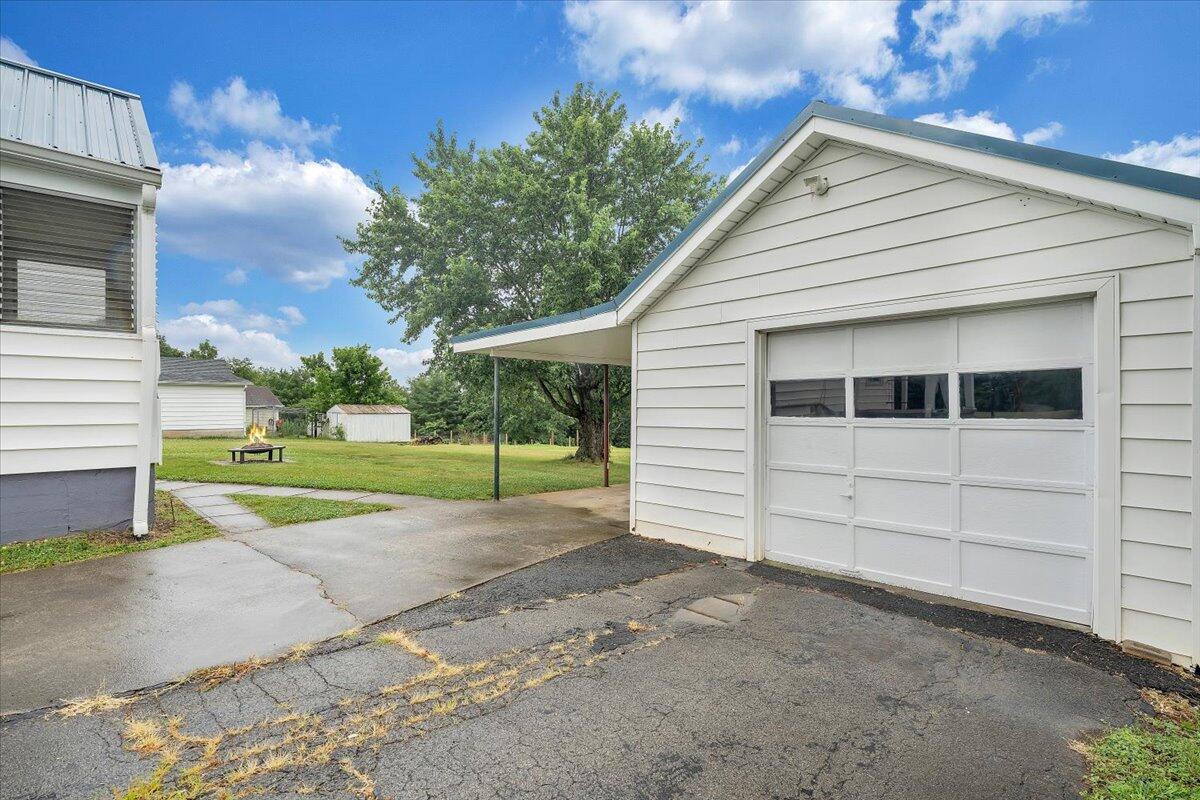 2423 Bluff Road Roanoke, VA 24014 - Photo 20 of 21 a view of a house with backyard