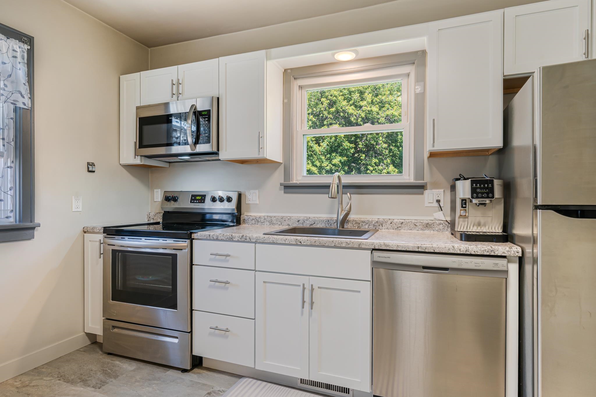 1406 South Ridge Road Green Bay, WI 54304 - Photo 2 of 34