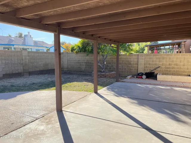 a view of a backyard