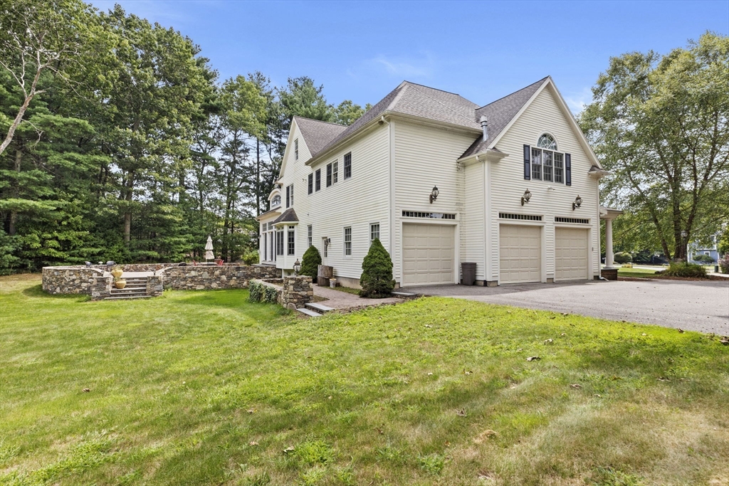 21 Crosswoods Path Walpole, MA 02081 - Photo 4 of 42