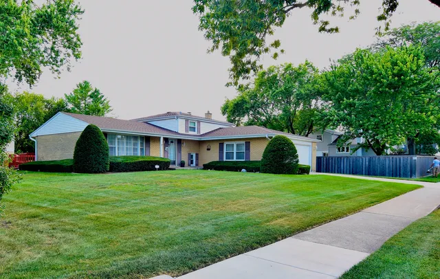 $3,200 | 7 East Pickwick Road, Arlington Heights, IL 60005
